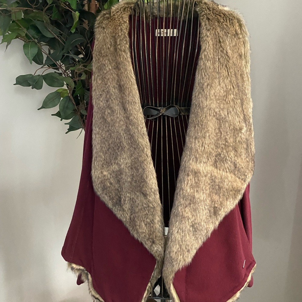 Beautiful cardigan with faux fur